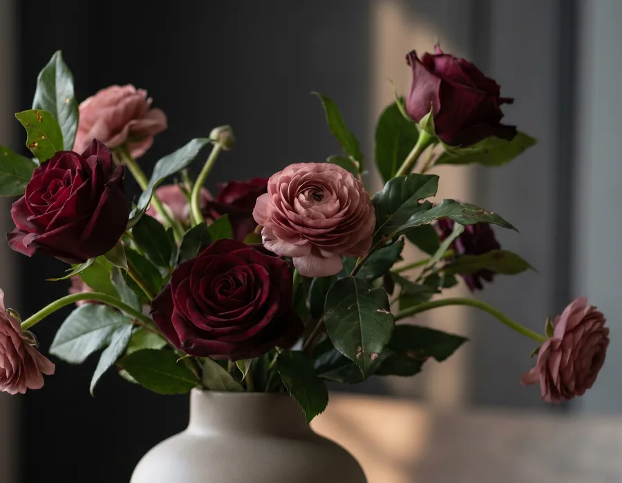 Close-up of fresh flowers in a vase with clear water