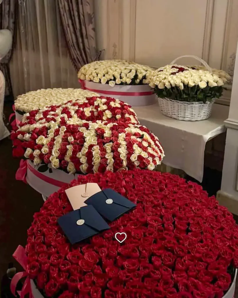 композиция Prestige Grand Basket с красными и белыми розами от Boston Flowers