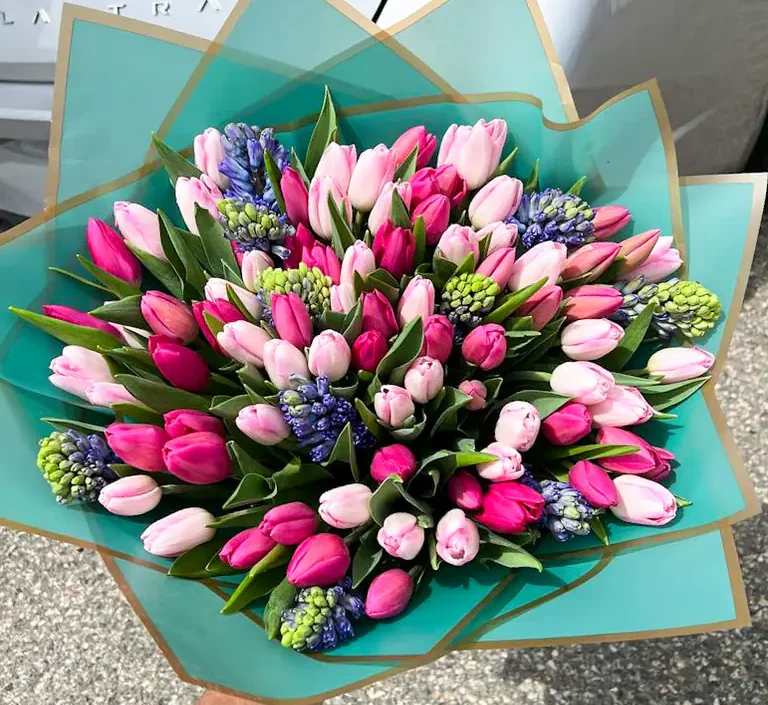 розовый букет тюльпанов к Международному женскому дню от Boston Flowers