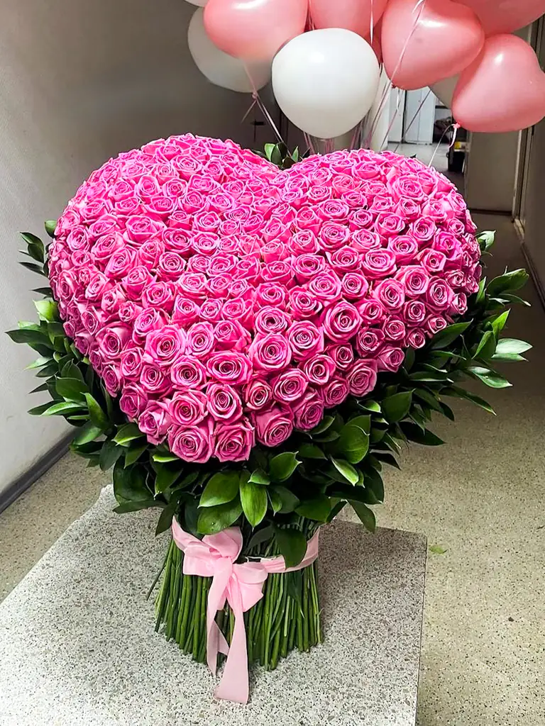 розовая композиция в форме сердца ко Дню святого Валентина от Boston Flowers