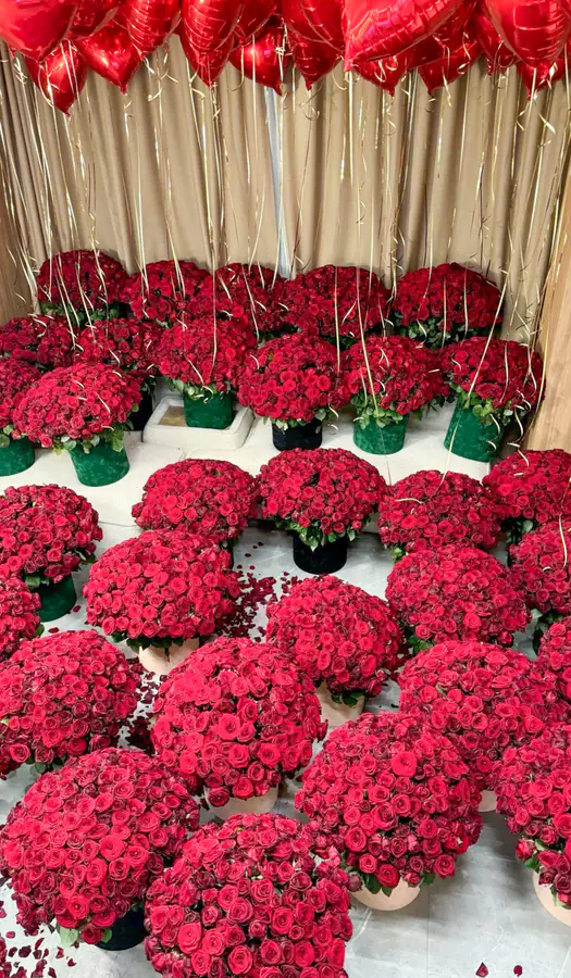 Оформление подарков красными розами в коробках и шарами-сердцами