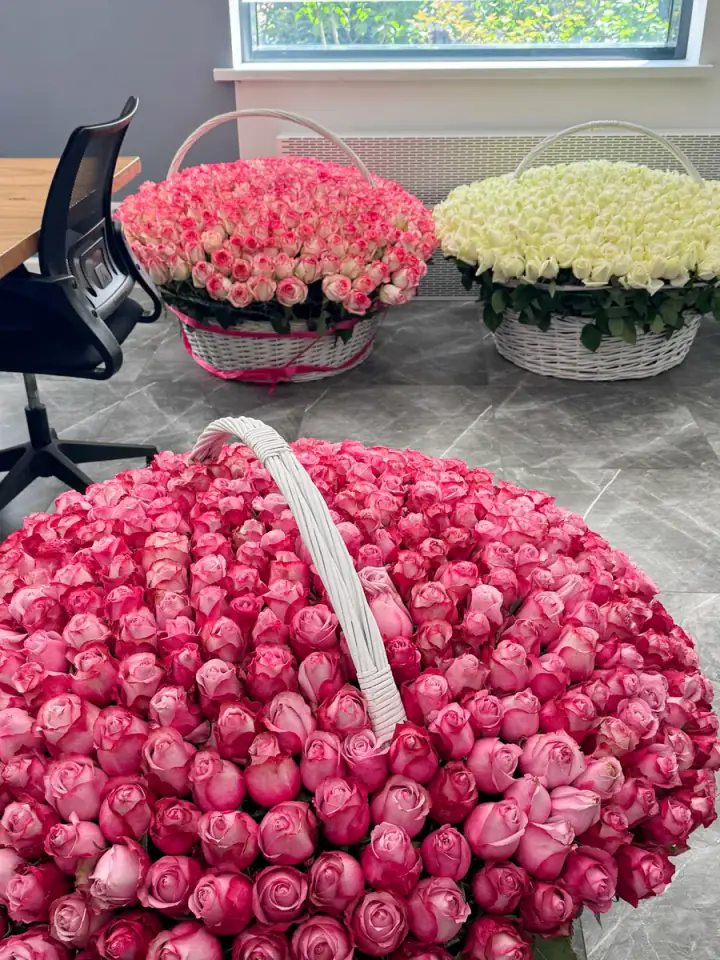 Большая корзина с розовыми розами и белыми корзинами от Boston Flowers