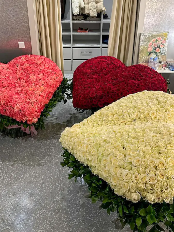 Крупные розовые, красные и белые композиции из роз от Boston Flowers