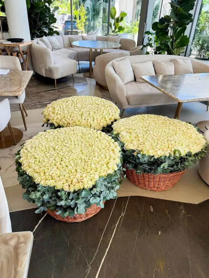 Большие корзины с белыми розами для заказа Boston Flowers