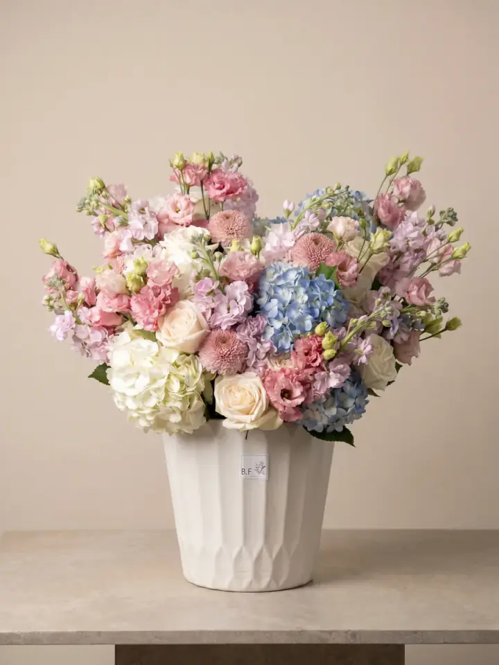 Пастельная люксовая цветочная композиция в белой вазе от Boston Flowers
