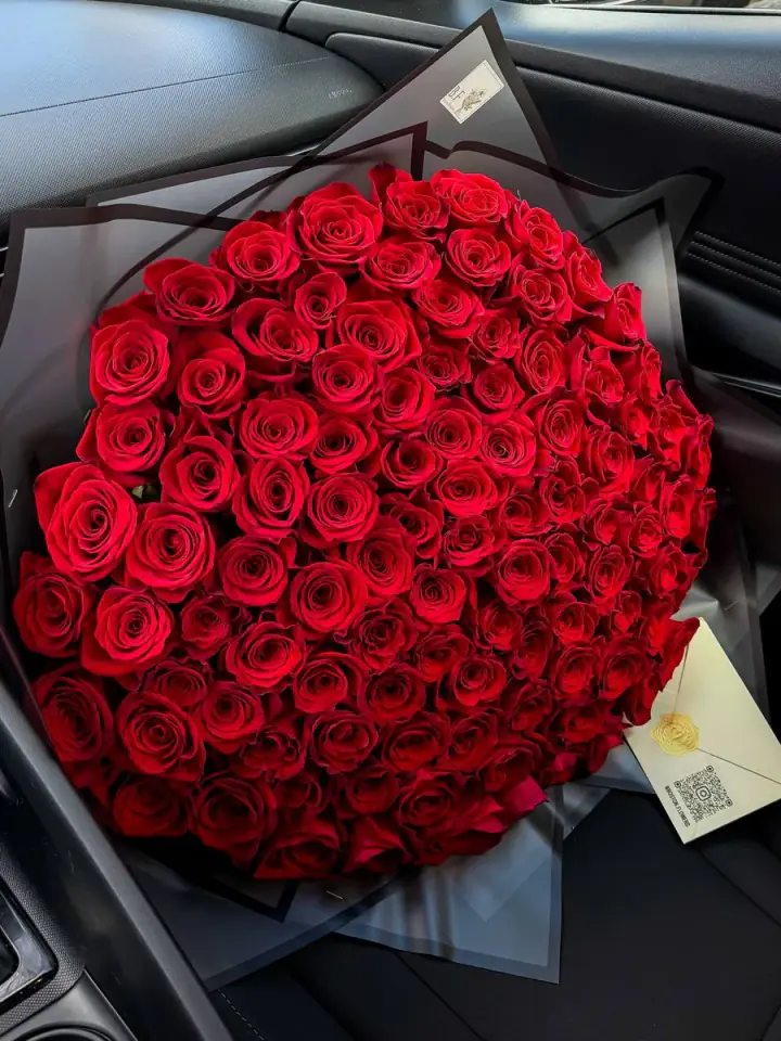букет из 100 красных роз от Boston Flowers